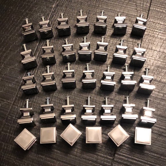 Lot of 34 bridges collection Hickory Hardware
1"
Base 3/4"
Projection of 1-1/8" - Picture 2 of 4